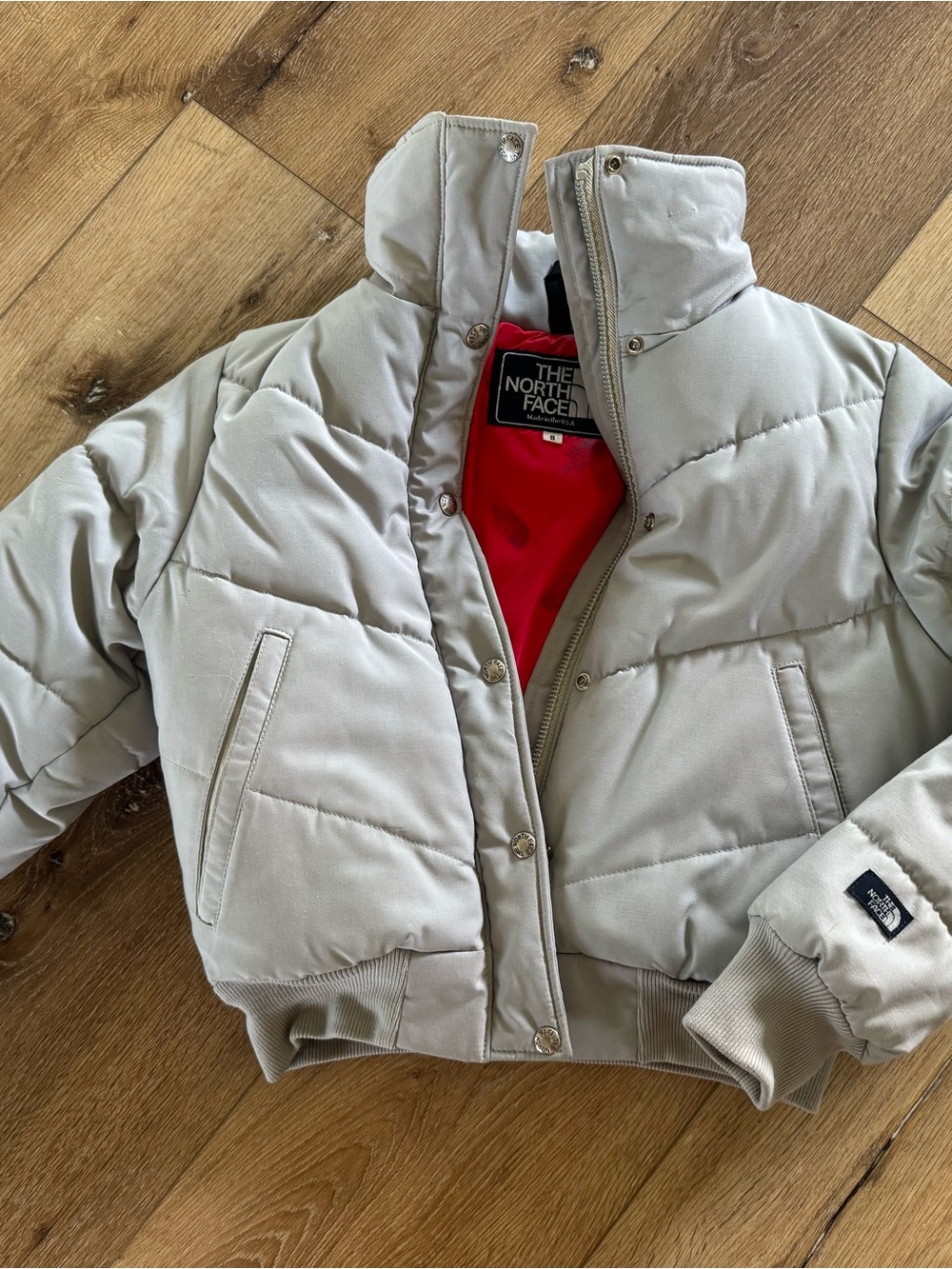 Vintage-The North Face Cropped Puffer Jacket in Light Gray with Red Lining